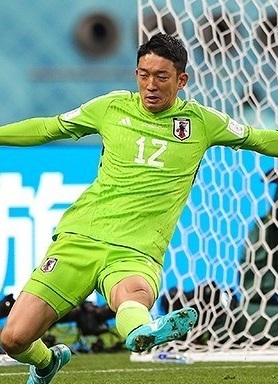 2022 FIFA World Cup Germany 1–2 Japan - Gonda vs Raum (cropped).jpg