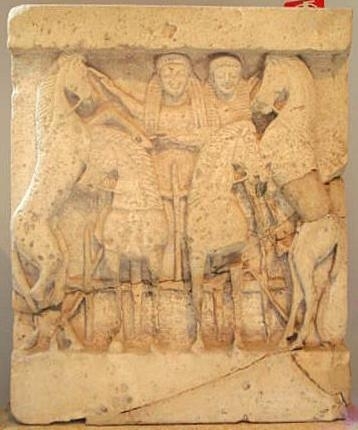 Demeter în carul cu cai cu fiica Kore 83d40m wikiC Tempio Y di Selinunte sec VIa