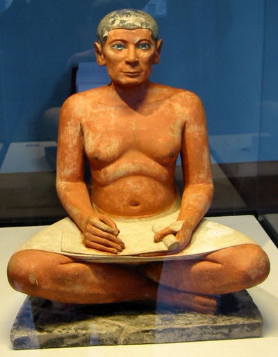Scribe accroupi Saqquara Louvre E3023-01b