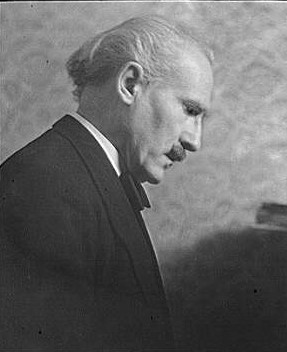 Portrait photograph of Arturo Toscanini