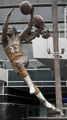 Statue of Elgin Baylor, Los Angeles.jpg