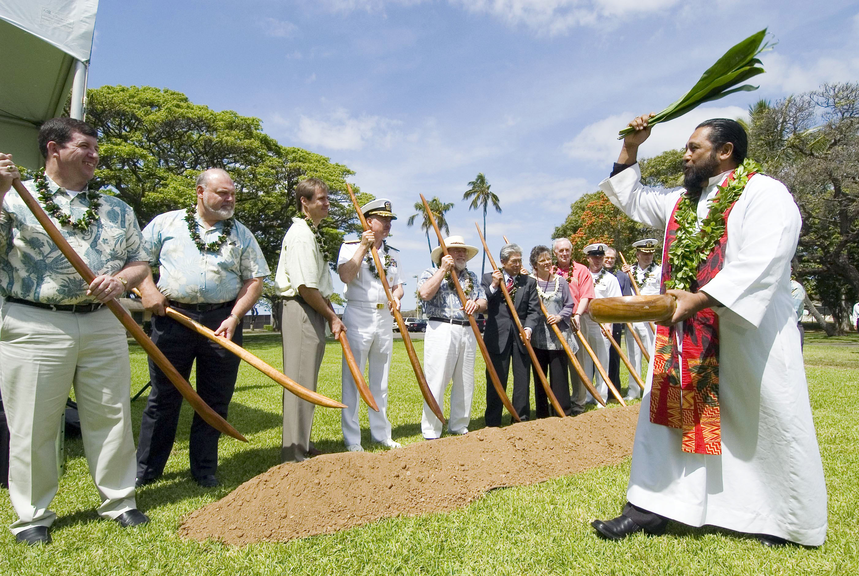 Image US Navy 070403N6674H069 Kuhu Kaleo Patterson performs a