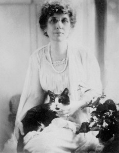 Black and white photograph from 1918 of Byrd Spilman Dewey with her cat Billie sitting in her lap