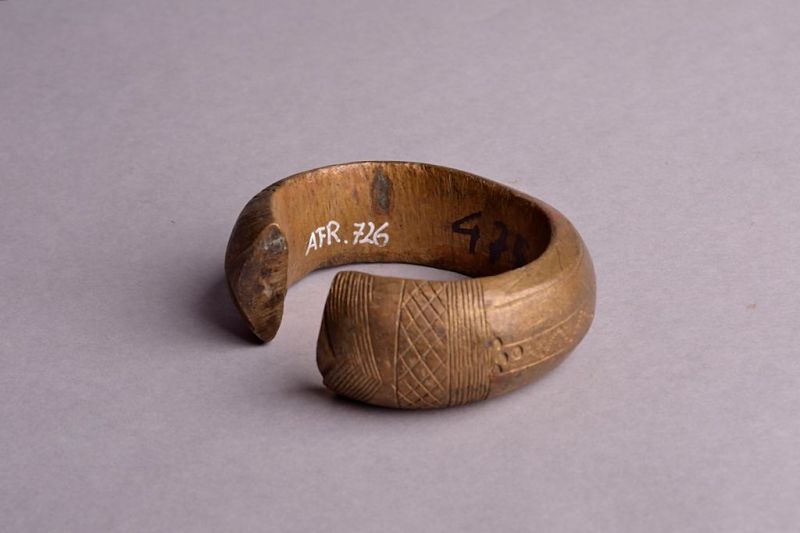Raccolte Extraeuropee - AFR 00726 - Bracciale moneta (Manilla)