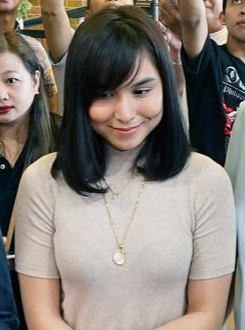 A picture of Kyline Alcantara smiling towards the camera