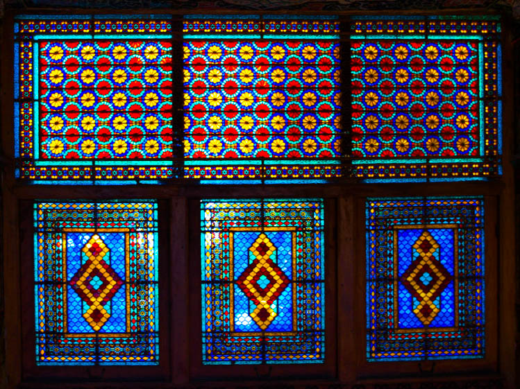 Şəki xan sarayının kiçik otağında şəbəkə pəncərə