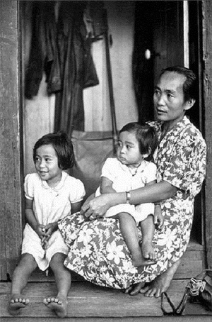 Filipino immigrant family in Hawaii, c. 1906
