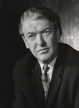 Kingsley Amis in early middle age.jpg