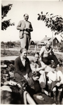 Randolph Hewton, Isabel McLaughlin, Gordon Webber, Audrey Taylor, Prudence Heward and Rody Kenny Courtice, around 1935.jpg