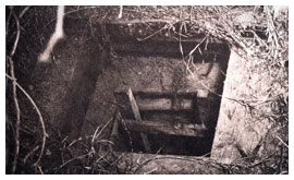 Entrance to escape tunnel Papago Park Arizona 1944.jpg