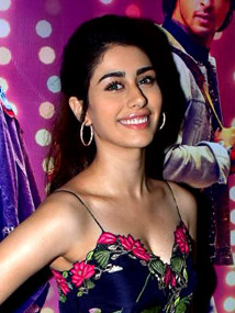 Warina Hussain snapped promoting Loveratri at National College in Bandra (04) (cropped)