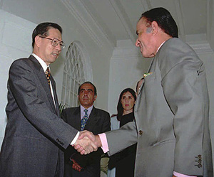 Ong Teng Cheong with Carlos Menem