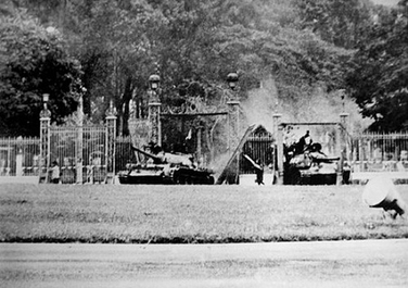 Tank 843 and Tank 390 at the gates of Independence Palace