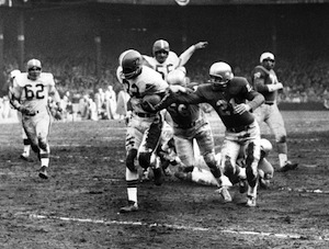 Jim Brown running in the 1957 NFL championship