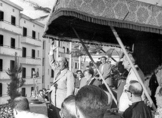 Franco dând un discurs în Éibar în 1949
