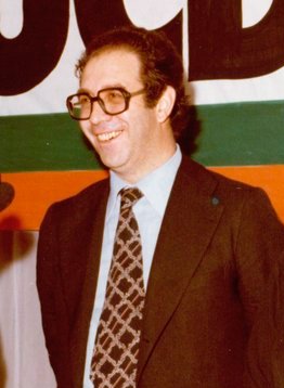 (Luis González Seara) Adolfo Suárez participa en una reunión con los comités locales y provincial de UCD de Pontevedra en la campaña electoral. Pool Moncloa. 11 de febrero de 1979 (cropped)