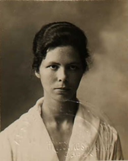 Lilian May Miller passport photo 1918.jpg