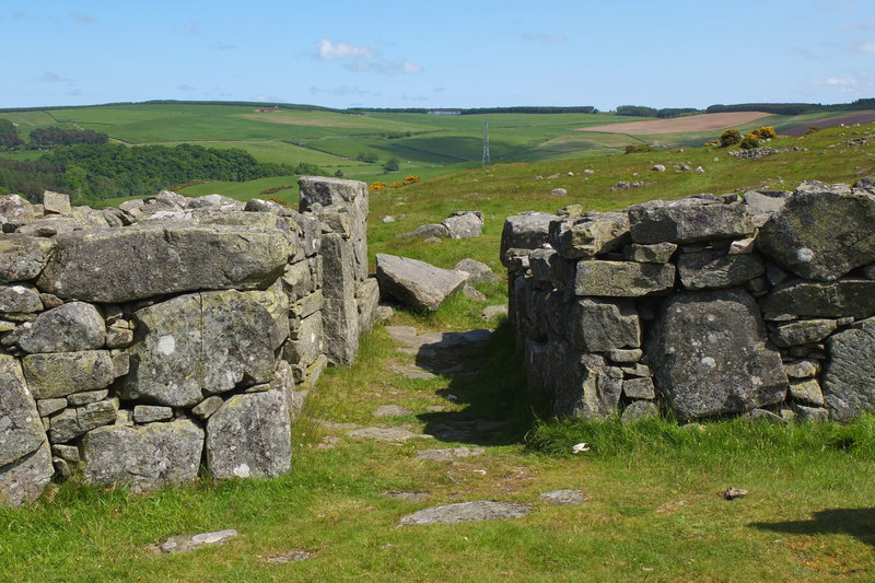 Entrance passage, Edin's Hall Broch - geograph.org.uk - 2993469