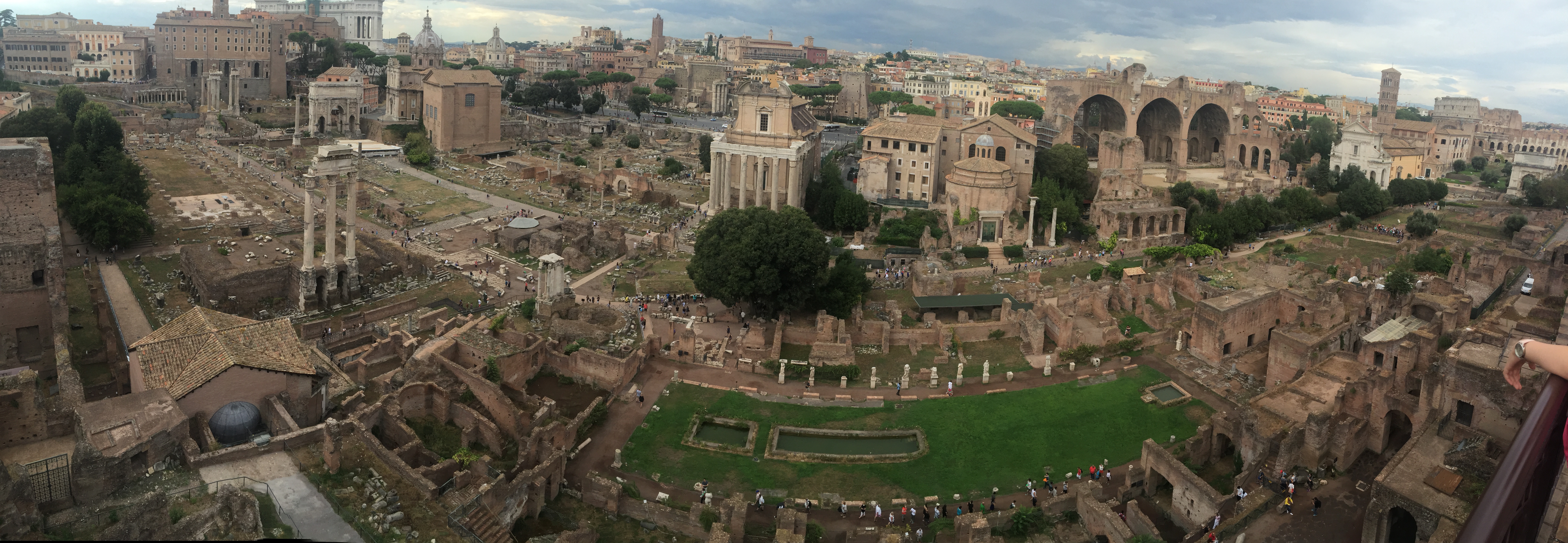 Центр древнего рима. Палатинский холм в Риме. Палатин холмы Рима. Вид на Колизей с холма палатин. Палатинский дворец Септимия севера.