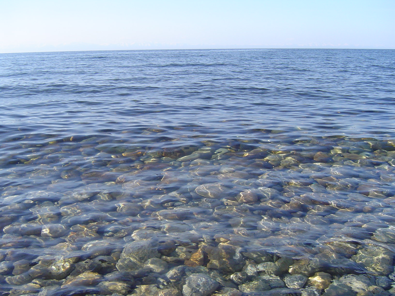 В глубине были видны. Озеро Байкал вода. Река Байкал вода. Прозрачность озера Байкал. Байкал пресная вода.
