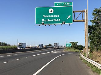 2020-07-14 08 22 48 View south along Interstate 95W (New Jersey Turnpike Western Spur) at Exit 16W (New Jersey State Route 3, Secaucus, Rutherford) in East Rutherford, Bergen County, New Jersey