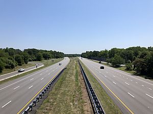 2021-06-29 11 25 18 View south along Interstate 295 from the overpass for New Jersey State Route 31 (Pennington Road) in Hopewell Township, Mercer County, New Jersey