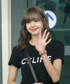 Blackpink Lisa 190621 2