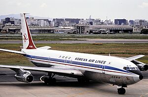 Boeing 707-3B5C HL7406 at Fukuoka Airport, August 1987