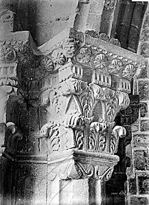 Cathédrale Notre-Dame - Chapiteau de la porte papale (pilier de l'arc contigu à l'évêché) - Puy-en-Velay (Le) - Médiathèque de l'architecture et du patrimoine - APMH00014171