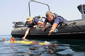 Flickr - Official U.S. Navy Imagery - New Zealand sailors work with remote vehicle