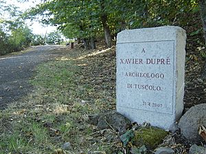 Lápida homenaje a Xavier Dupré en Tusculum