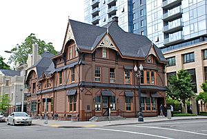 Ladd Carriage House in 2014.jpg