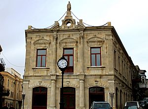 Часы перед зданием энциклопедии