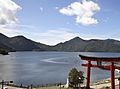 中禅寺湖と赤い大鳥居