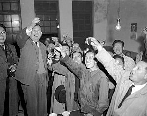 中華民國第一位民選首都市長吳三連於1951年勝選後 First People-elected Mayor of Taipei, the Capital of TAIWAN