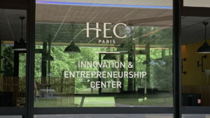 Entrée de l'HEC Paris Innovation & Entrepreneurship centre.png