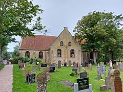 Sint-Nicolaaskerk Vlieland gezien vanaf het kerkhof