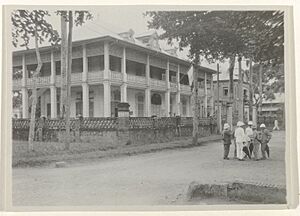 Straatbeeld in Frans Guyana, NG-2008-37-38