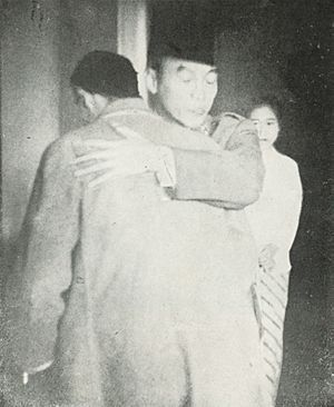 Sukarno hugging Sudirman, Kota Jogjakarta 200 Tahun, plate after page 80