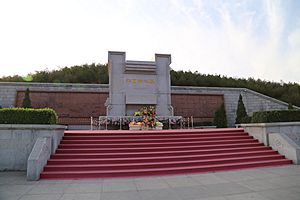 Tomb of Hua Guofeng 4