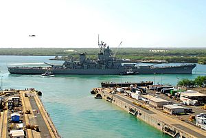 US Navy 100107-N-6412L-253 The battleship EX-USS Missouri (BB 63) begins its 2-mile journey back to Ford Island