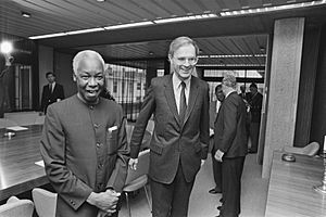 Bezoek president Nyerere van Tanzania president Nyerere (l) en minister Ruding, Bestanddeelnr 933-2629