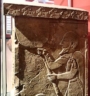 Contenitore di simulacro con rilievo e iscrizioni, V secolo ac ca. 06