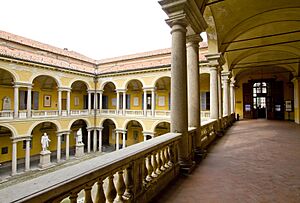 Cortile delle statue Università di Pavia