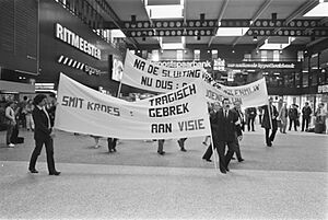 Demonstranten met spandoek Smit-Kroes tragisch gebrek aan visie, Bestanddeelnr 932-6055