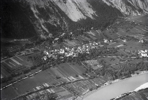 ETH-BIB-Felsberg v. S. aus 400 m-Inlandflüge-LBS MH01-003922