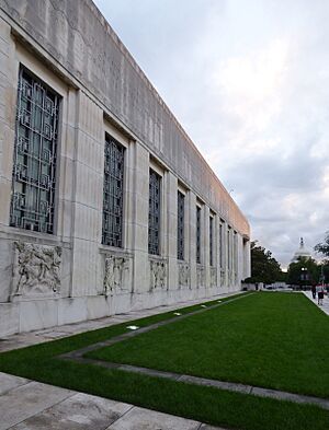 Folger Shakespeare Library 2 (27798550485)