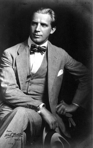 Swedish actor Lars Hanson in 1919.jpg