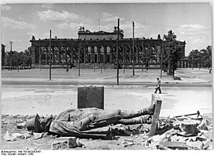 Bundesarchiv Bild 183-M1204-0307, Berlin, Altes Museum, Gestürztes Denkmal