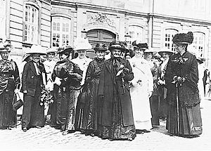 Danish women thank the king 1915